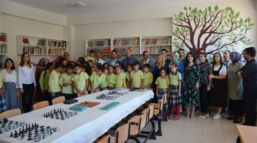 Hastane &ccedil;alışanlarından &ouml;ğrencilere k&uuml;t&uuml;phane