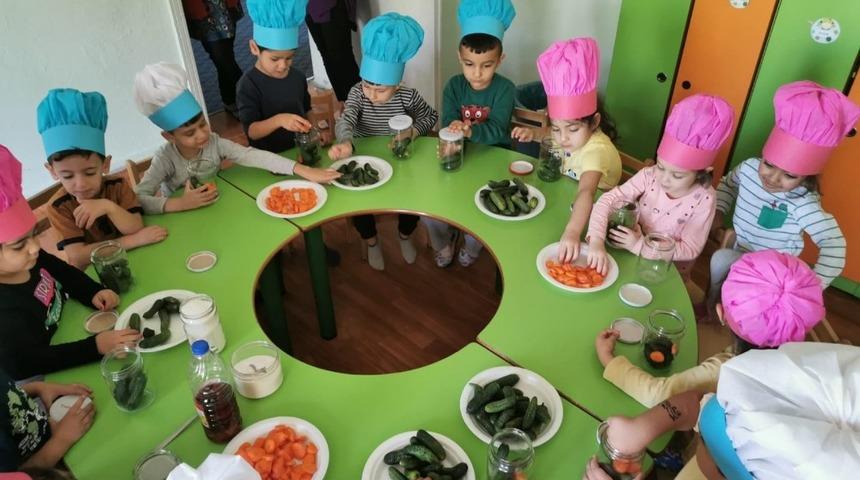 &Ouml;ğrenciler, turşu yapmasını &ouml;ğrendi