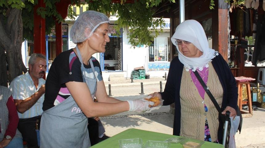 Muhtarlar G&uuml;n&uuml;&rsquo;n&uuml; lokma dağıtımı ile kutladılar