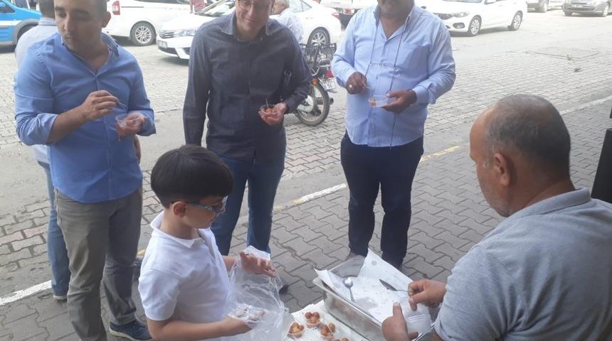 Esnaf Barış Pınarı Harekatındaki askerler i&ccedil;in lokma tatlısı dağıtıp dualar etti