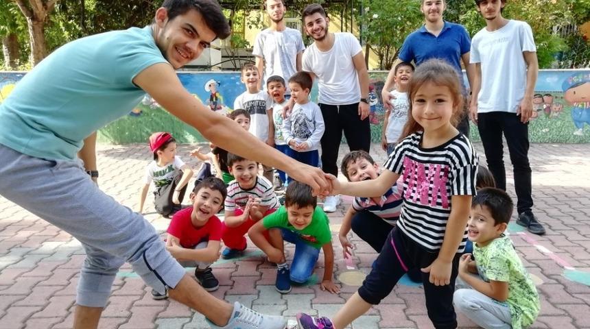 &Uuml;niversiteliler miniklerle buluştu