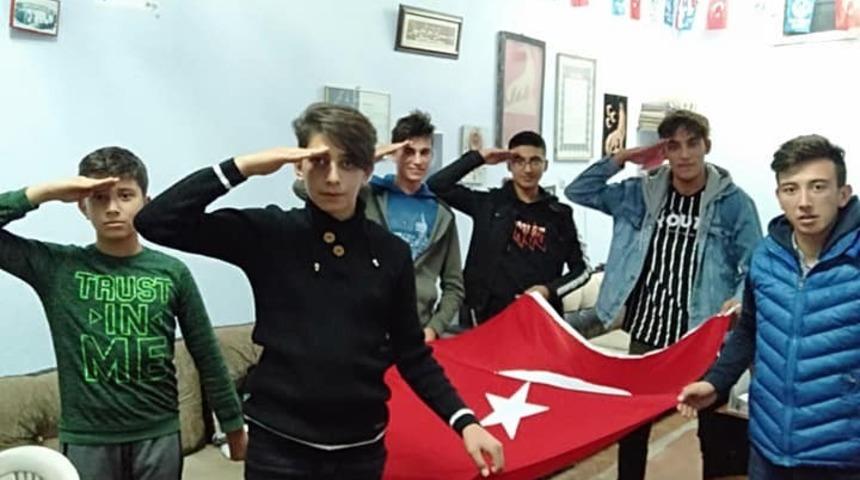 Kırka’daki ülkücü gençlerden asker abilerine selam