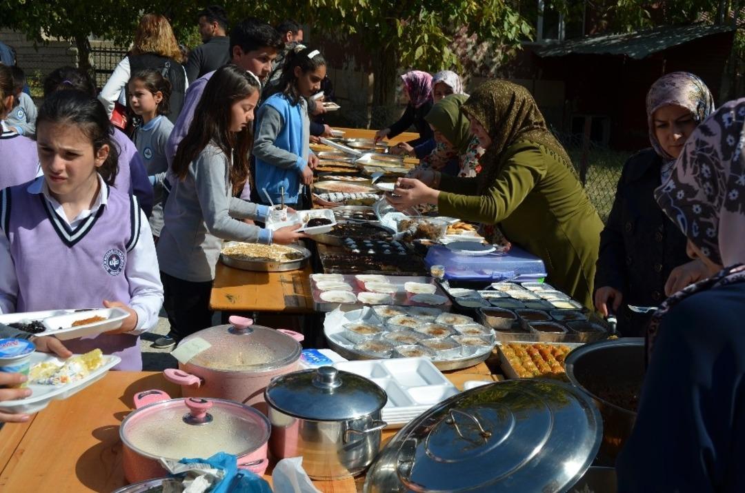 Adilcevaz&rsquo;da okul yararına kermes