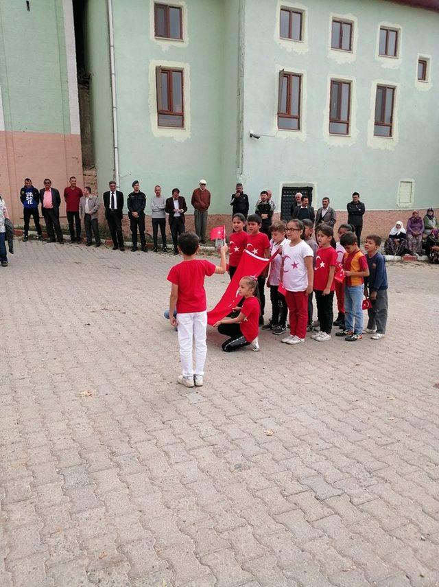 Ortaokul öğrencilerinden Barış Pınarı Harekatı’na destek