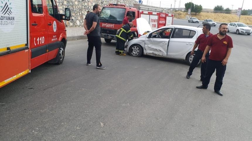 İki otomobil &ccedil;arpıştı: 1 Yaralı