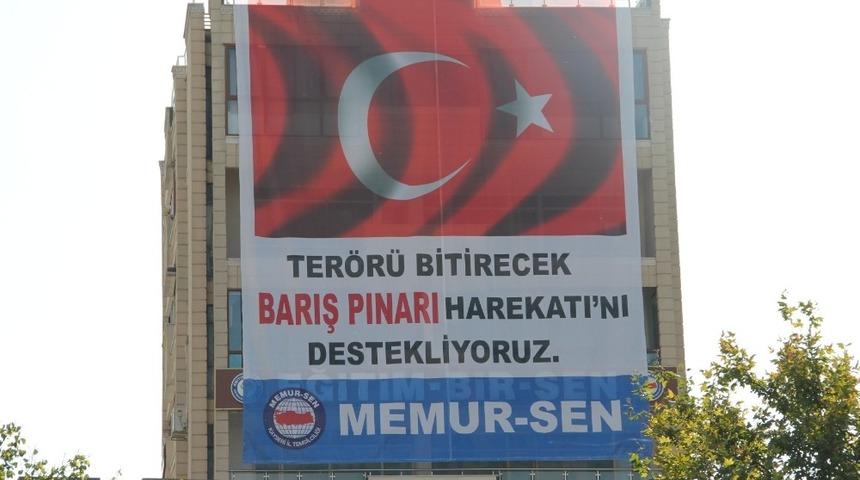 Barış Pınarı Harekatı&rsquo;na Memur-Sen&rsquo;den Pankartlı destek