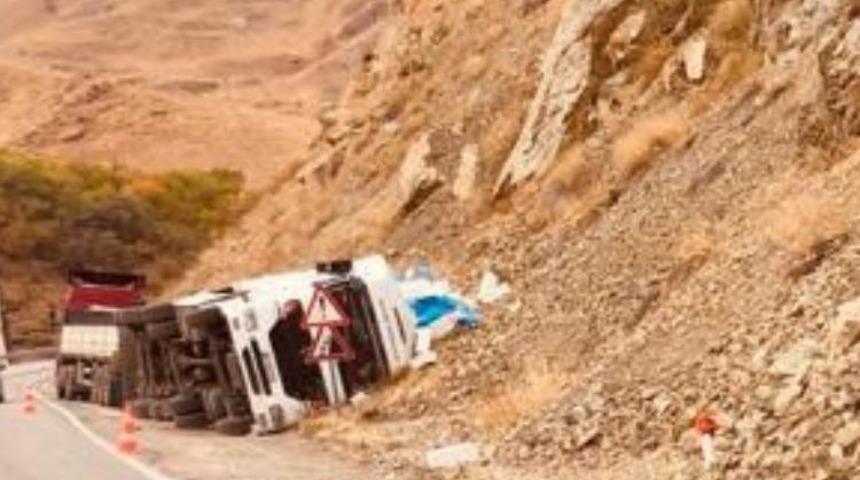 İnşaat malzemesi y&uuml;kl&uuml; tır devrildi