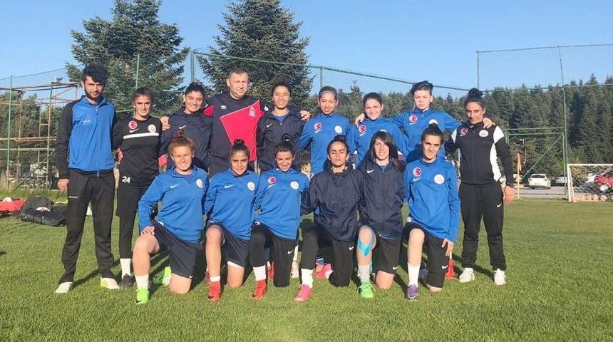 Hakkarig&uuml;c&uuml; sahaya &ccedil;ıkıyor