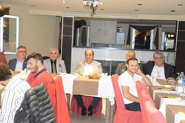 Başkan Demirtaş, Gülüç Belediyespor futbolcularına moral yemeği verdi