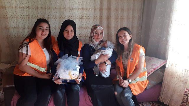 Kuyucak Belediyesi’nden 14 bebeğe hoş geldin ziyareti