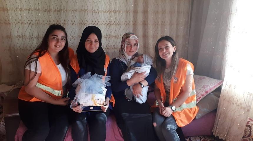 Kuyucak Belediyesi’nden 14 bebeğe hoş geldin ziyareti