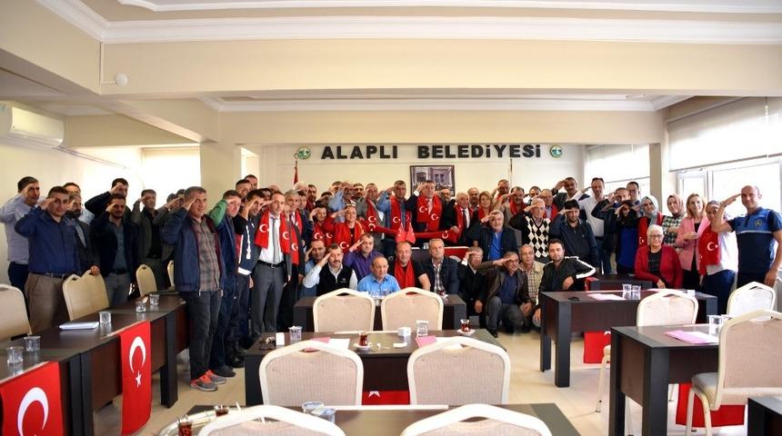 Başkan meclis &uuml;yelerinden Mehmet&ccedil;iğe asker selamı