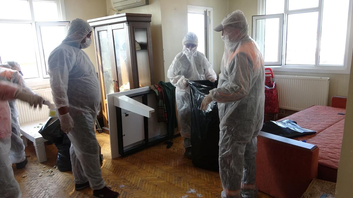 Kartal'da 80 yaşındaki kadının evinden 4 kamyon &ccedil;&ouml;p &ccedil;ıktı