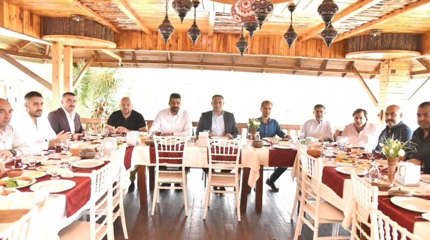 Yılmaz, tekstil sektörünün işverenleriyle buluştu