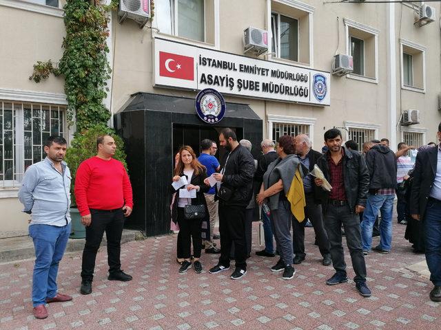 Mağdurlar, emniyetten sağlık kontrolüne götürülen emlak dolandırıcılarına tepki gösterdi