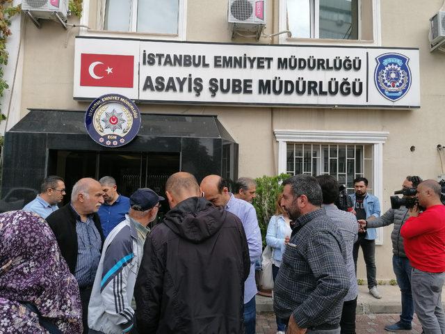 Mağdurlar, emniyetten sağlık kontrolüne götürülen emlak dolandırıcılarına tepki gösterdi