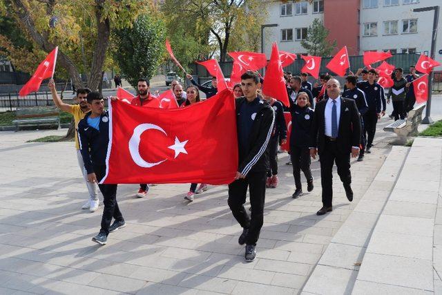 Ağrı’lı sporculardan Mehmetçiğe asker selamı