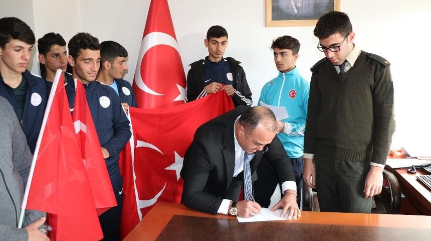 Ağrı&rsquo;lı sporculardan Mehmet&ccedil;iğe asker selamı