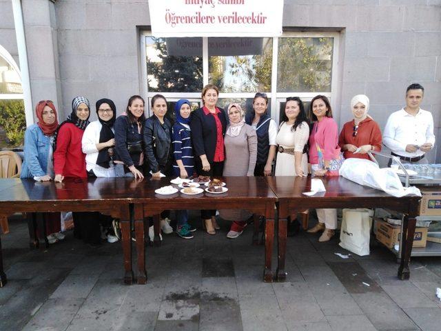 Okulları için kermes düzenlendiler