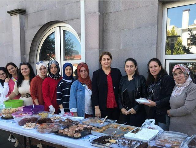 Okulları için kermes düzenlendiler