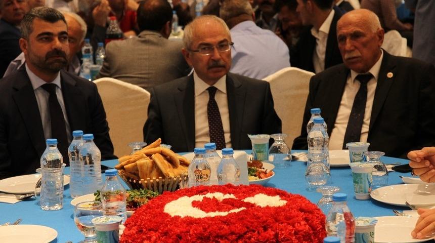 Vali Yaman: "Mardin olarak g&uuml;&ccedil;l&uuml; bir sesle ordumuzun yanındayız diye haykırıyoruz"