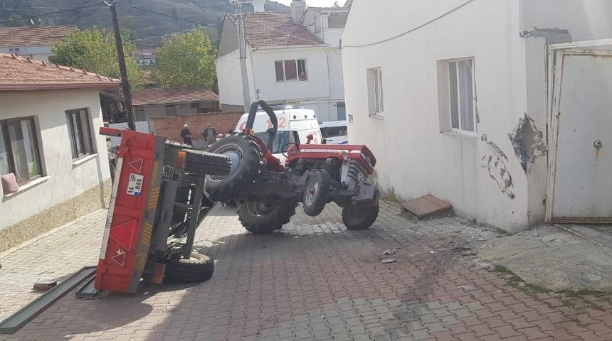 Kontrolden &ccedil;ıkan trakt&ouml;r devrildi; 2 yaralı