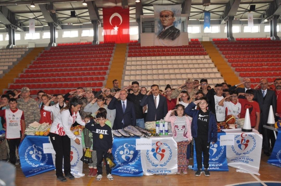 Kars&rsquo;ta amat&ouml;r sporculara malzeme desteği