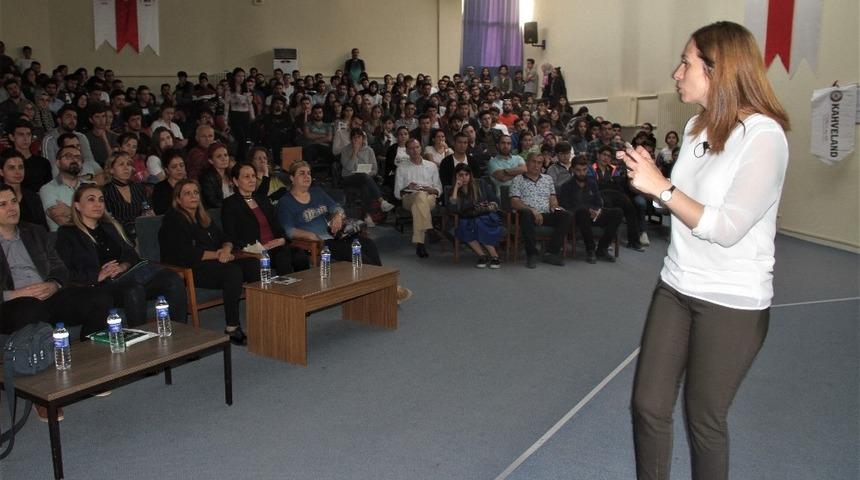 Öğrencilere, “Kediler ve Köpekler Hakkında Doğru Bildiğimiz Yanlışlar” konferansı