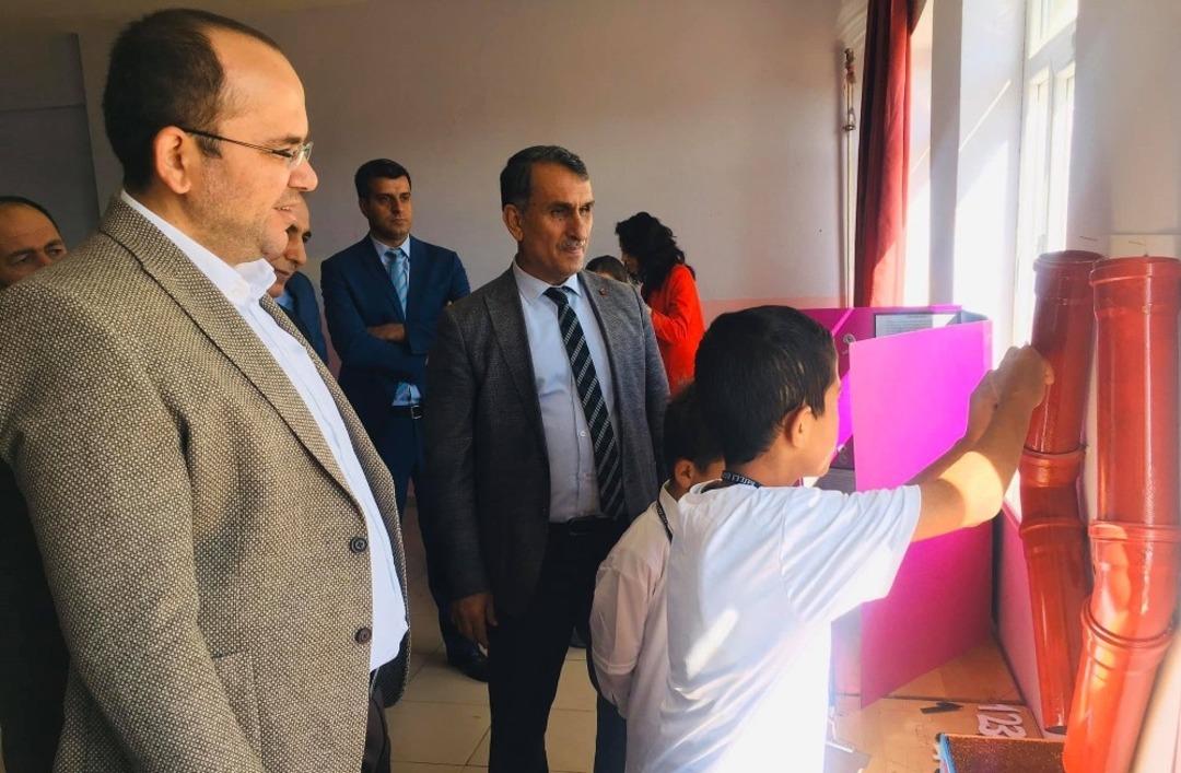 K&ouml;y okulunda T&Uuml;BİTAK bilim fuarı