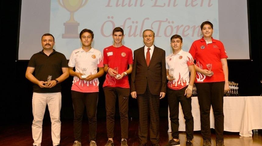 Vali Su, şampiyon sporcuları &ouml;d&uuml;llendirdi