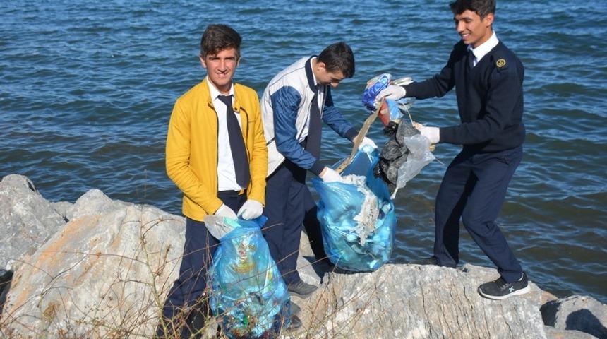 Van G&ouml;l&uuml; sahilinde temizlik &ccedil;alışması