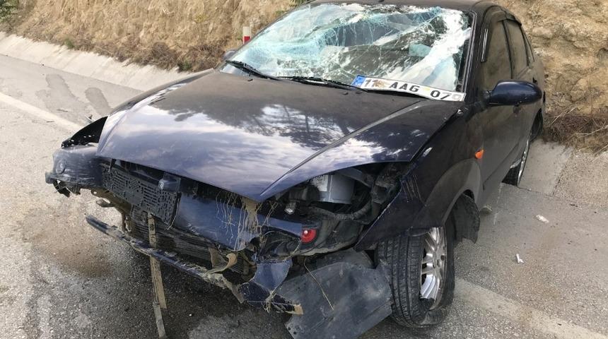 Virajı alamayan s&uuml;r&uuml;c&uuml; kaza yaptı: 2 yaralı