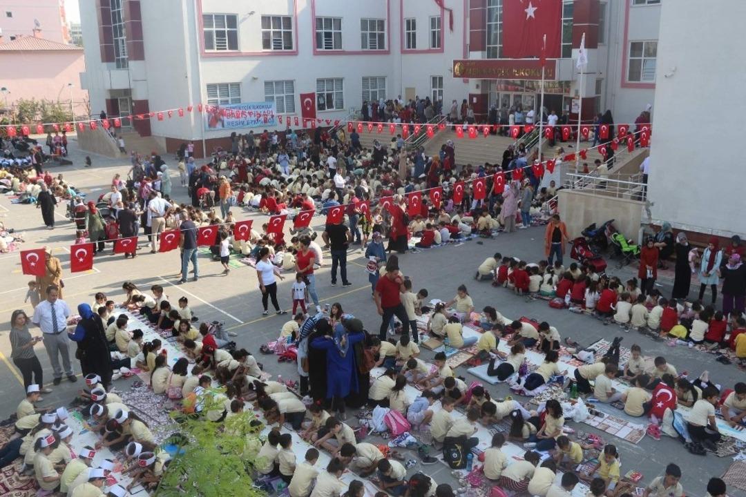 Minik y&uuml;reklerden Barış Pınarı Harekatına destek