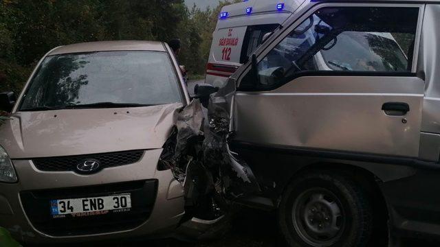 Minibüs ile otomobil çarpıştı : 1 yaralı