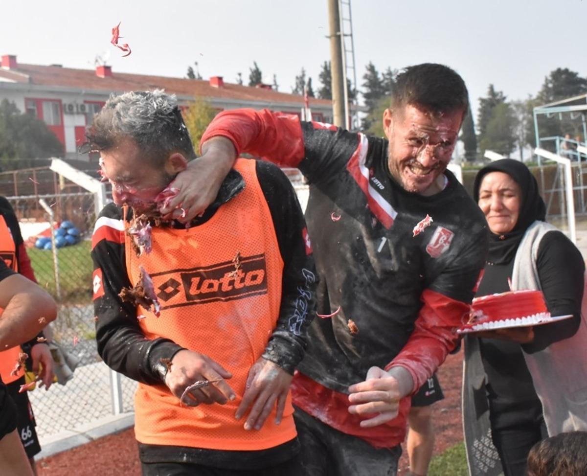 Balıkesirspor&rsquo;da Andusic&rsquo;e s&uuml;rpriz doğum g&uuml;n&uuml; kutlaması