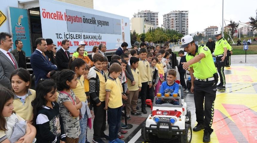 ‘Mobil Eğitim Tırı’nın sıradaki durağı Uşak oldu
