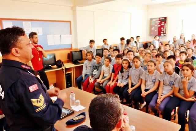 Jandarmadan öğrencilere trafik eğitimi ve meslek semineri