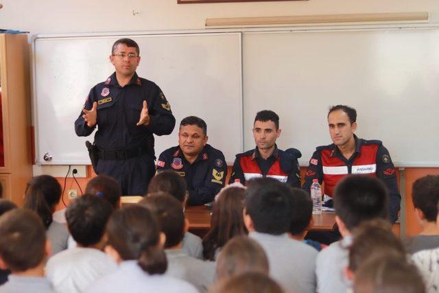 Jandarmadan öğrencilere trafik eğitimi ve meslek semineri