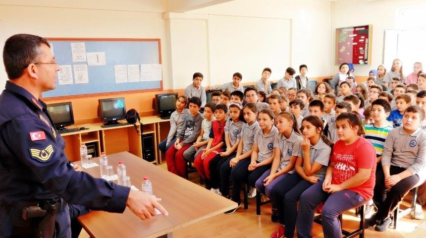 Jandarmadan öğrencilere trafik eğitimi ve meslek semineri