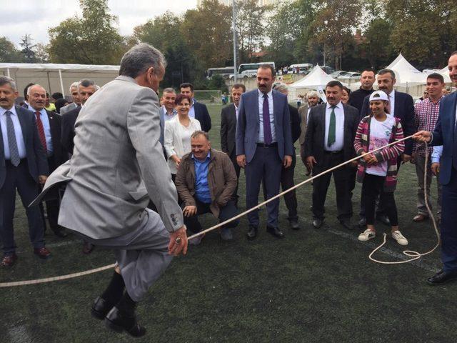 Protokol unutulmaya yüz tutmuş oyunları oynadı