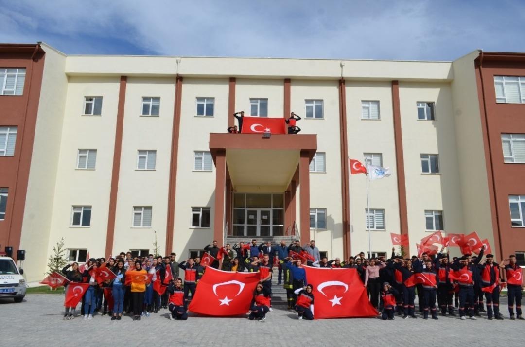 B&uuml;nyan Meslek Y&uuml;ksekokulu Akademisyen ve &Ouml;ğrencilerinden Barış Pınarı Harek&acirc;tına Destek