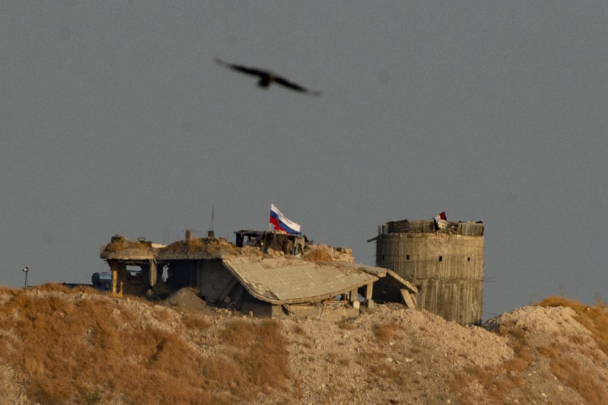 Sınırda dikkat &ccedil;eken g&ouml;r&uuml;nt&uuml;! YPG, Rusya bayrağı astı