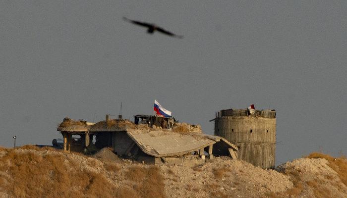 Sınırda dikkat çeken görüntü! YPG, Rusya bayrağı astı