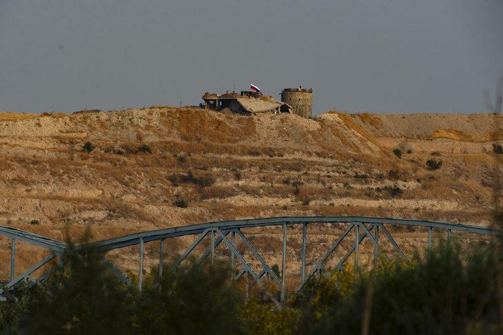 Sınırda dikkat çeken görüntü! YPG, Rusya bayrağı astı G2