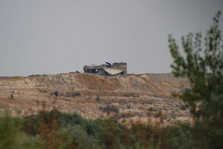 Sınırda dikkat çeken görüntü! YPG, Rusya bayrağı astı G3