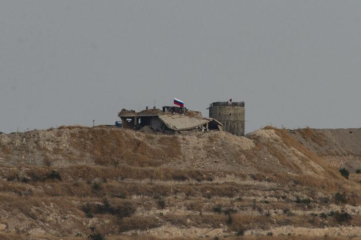 Sınırda dikkat çeken görüntü! YPG, Rusya bayrağı astı G4