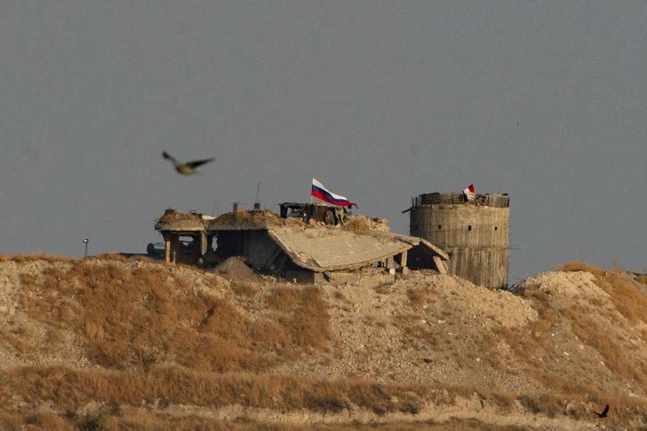 Sınırda dikkat çeken görüntü! YPG, Rusya bayrağı astı G1