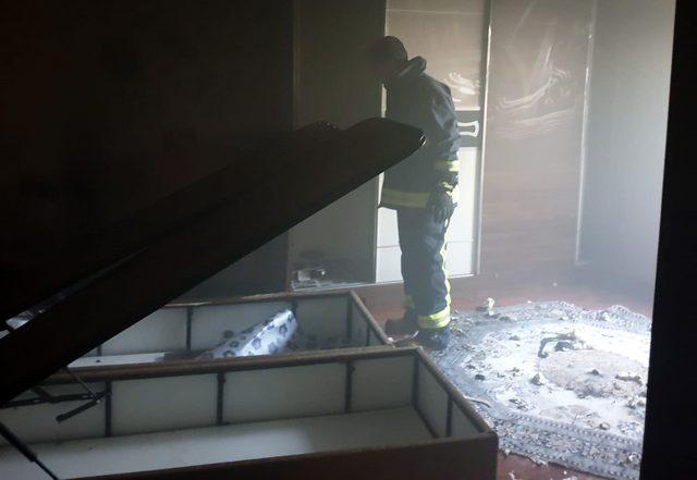 Van'da ev yangını; dumandan etkilenen 2 kişi hastaneye kaldırıldı
