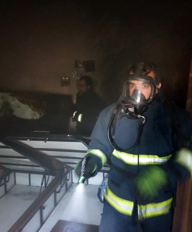 Van'da ev yangını; dumandan etkilenen 2 kişi hastaneye kaldırıldı