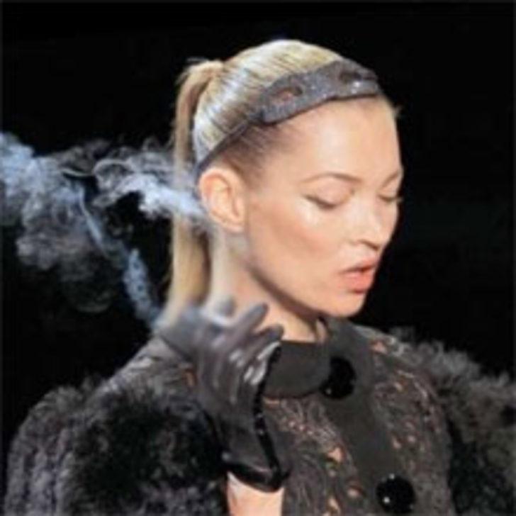 Podyumda Sigara İ&ccedil;ti